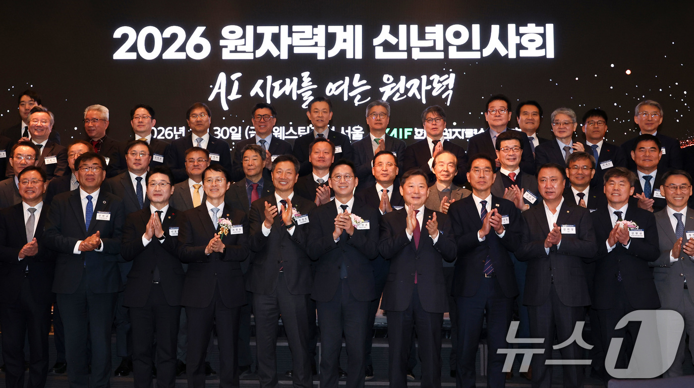 (서울=뉴스1) 최지환 기자 = 30일 오전 서울 중구 웨스틴조선 서울에서 열린 2026 원자력계 신년인사회에서 배경훈 부총리 겸 과학기술정보통신부 장관, 전대옥 한국수력원자력 사 …