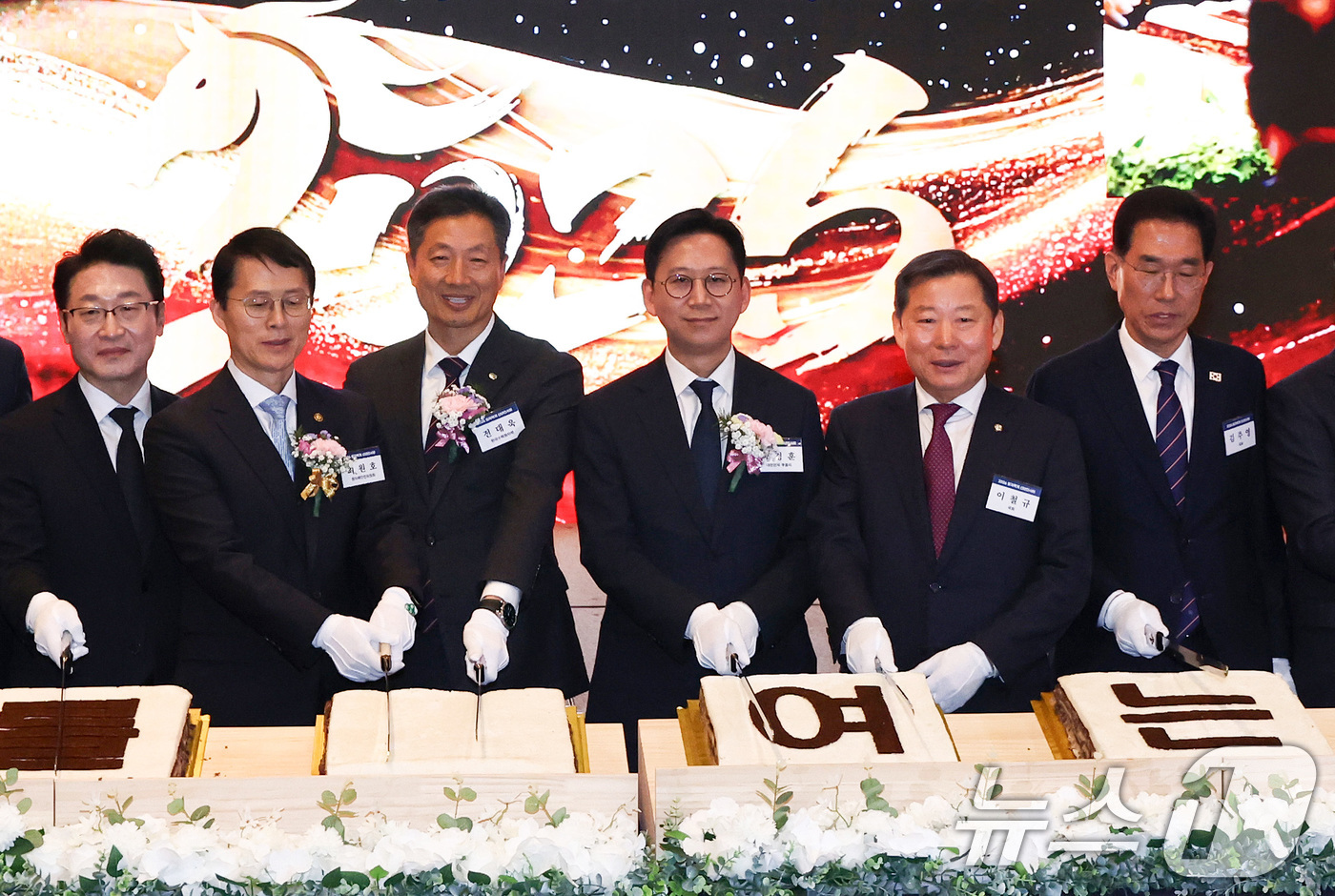 (서울=뉴스1) 최지환 기자 = 30일 오전 서울 중구 웨스틴조선 서울에서 열린 2026 원자력계 신년인사회에서 배경훈 부총리 겸 과학기술정보통신부 장관, 전대옥 한국수력원자력 사 …