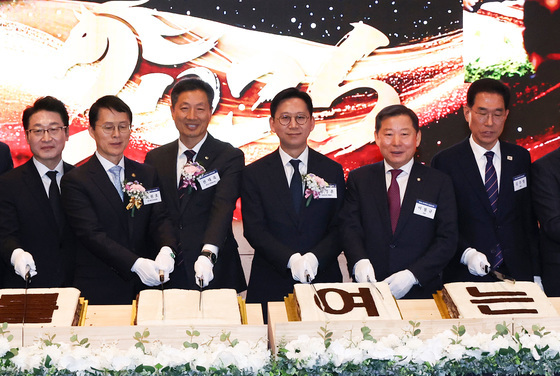 떡 커팅하는 배경훈 부총리