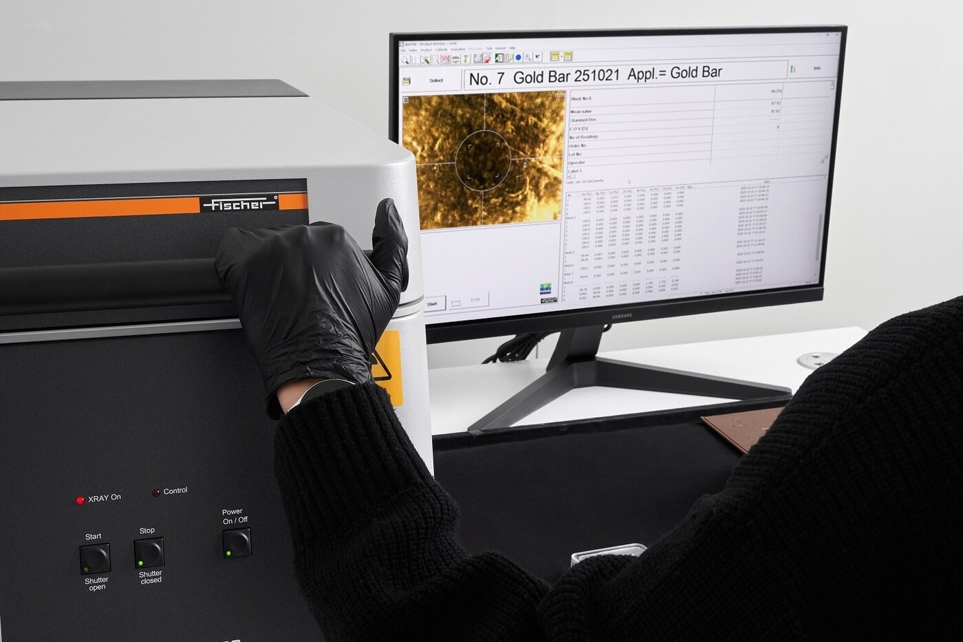 본문 이미지 - 크림의 X선 형광분석(XRF) 분석기로 금 상태를 분석하는 모습 (크림 제공)