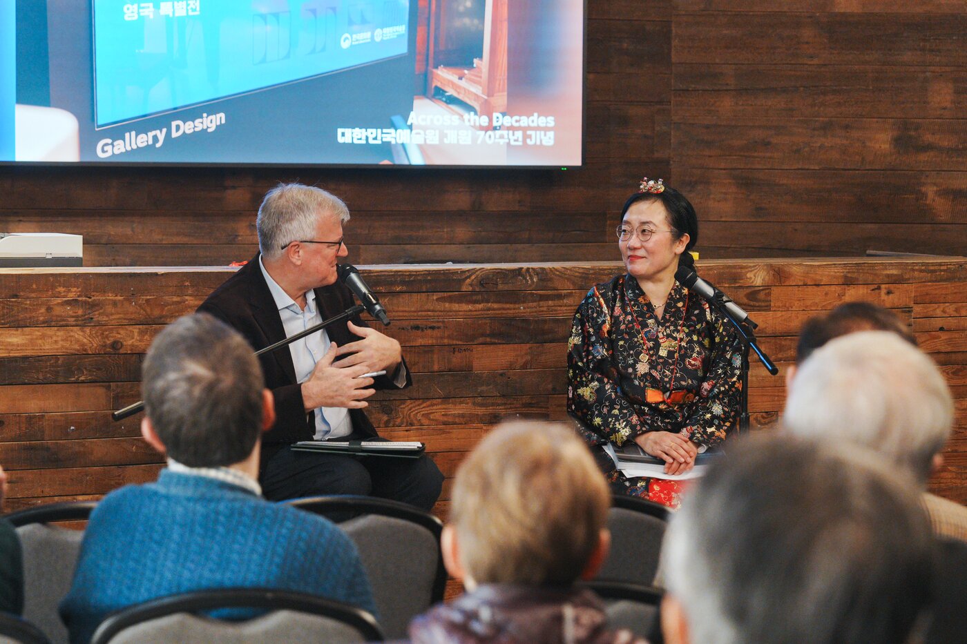 본문 이미지 - 선승혜 주영한국문화원장과 사이먼 스미스 전 주한영국대사 대담 모습 (주영한국문화원 제공)