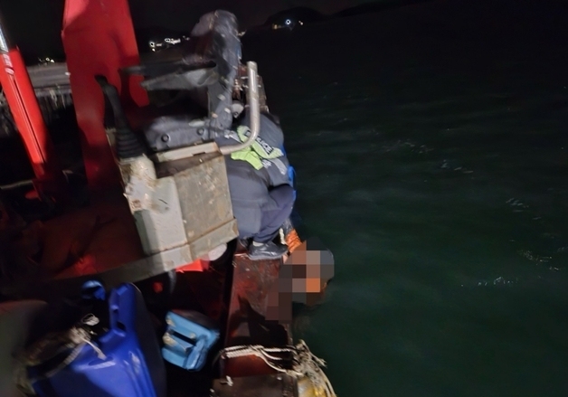 해남서 선박 옮겨타다 추락…배 매달려 신고한 50대 남성 구조