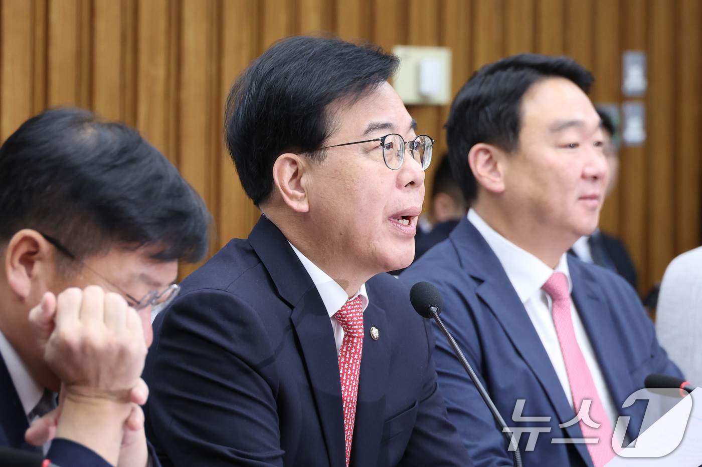 (서울=뉴스1) 신웅수 기자 = 송언석 국민의힘 원내대표가 30일 서울 여의도 국회에서 열린 원내대책회의에서 발언하고 있다. 2026.1.30/뉴스1