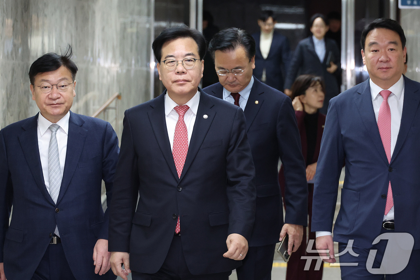 (서울=뉴스1) 신웅수 기자 = 송언석 국민의힘 원내대표가 30일 서울 여의도 국회에서 열린 원내대책회의에 참석하고 있다. 2026.1.30/뉴스1