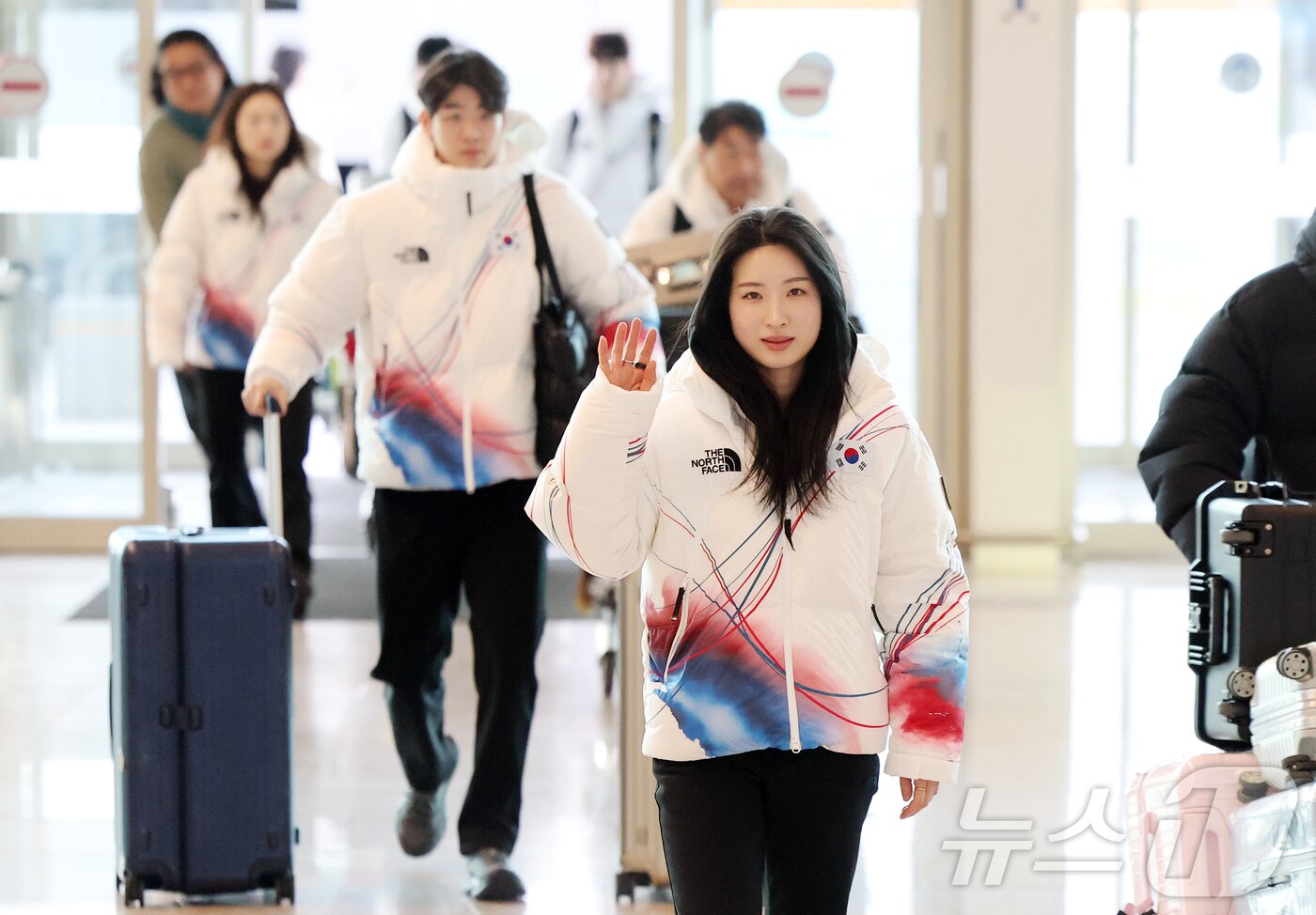 본문 이미지 - 2026 밀라노·코르티나담페초 동계올림픽에 출전하는 대한민국 쇼트트랙 대표팀의 김길리를 비롯한 선수들이 30일 오전 인천국제공항 제2터미널을 통해 이탈리아 밀라노로 출국하고 있다. 2026.1.30/뉴스1 ⓒ News1 김진환 기자