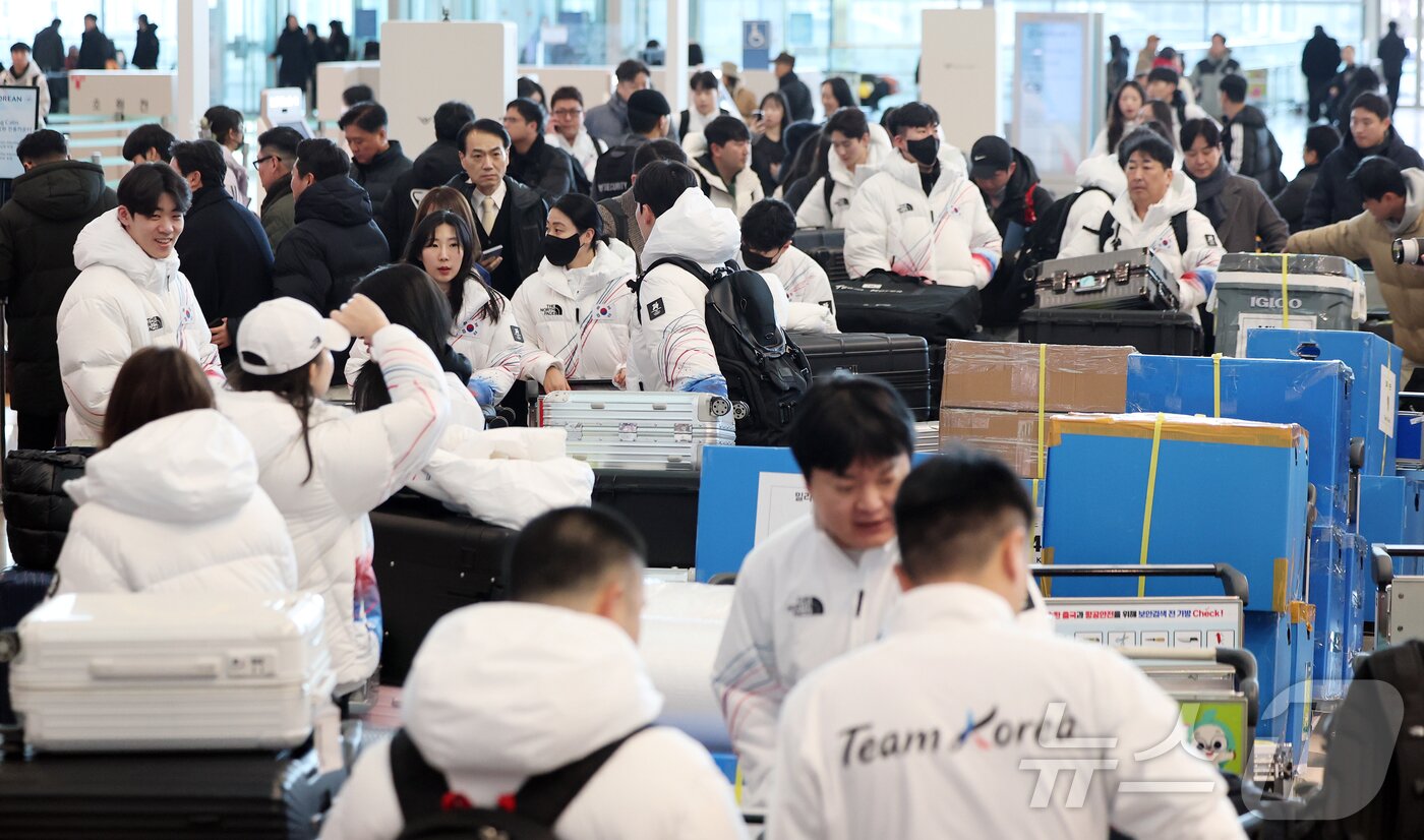 본문 이미지 - 2026 밀라노·코르티나담페초 동계올림픽에 출전하는 대한민국 선수단과 관계자들이 30일 오전 인천국제공항 제2터미널을 통해 이탈리아 밀라노로 출국에 앞서 준비하고 있다. 2026.1.30/뉴스1 ⓒ News1 김진환 기자