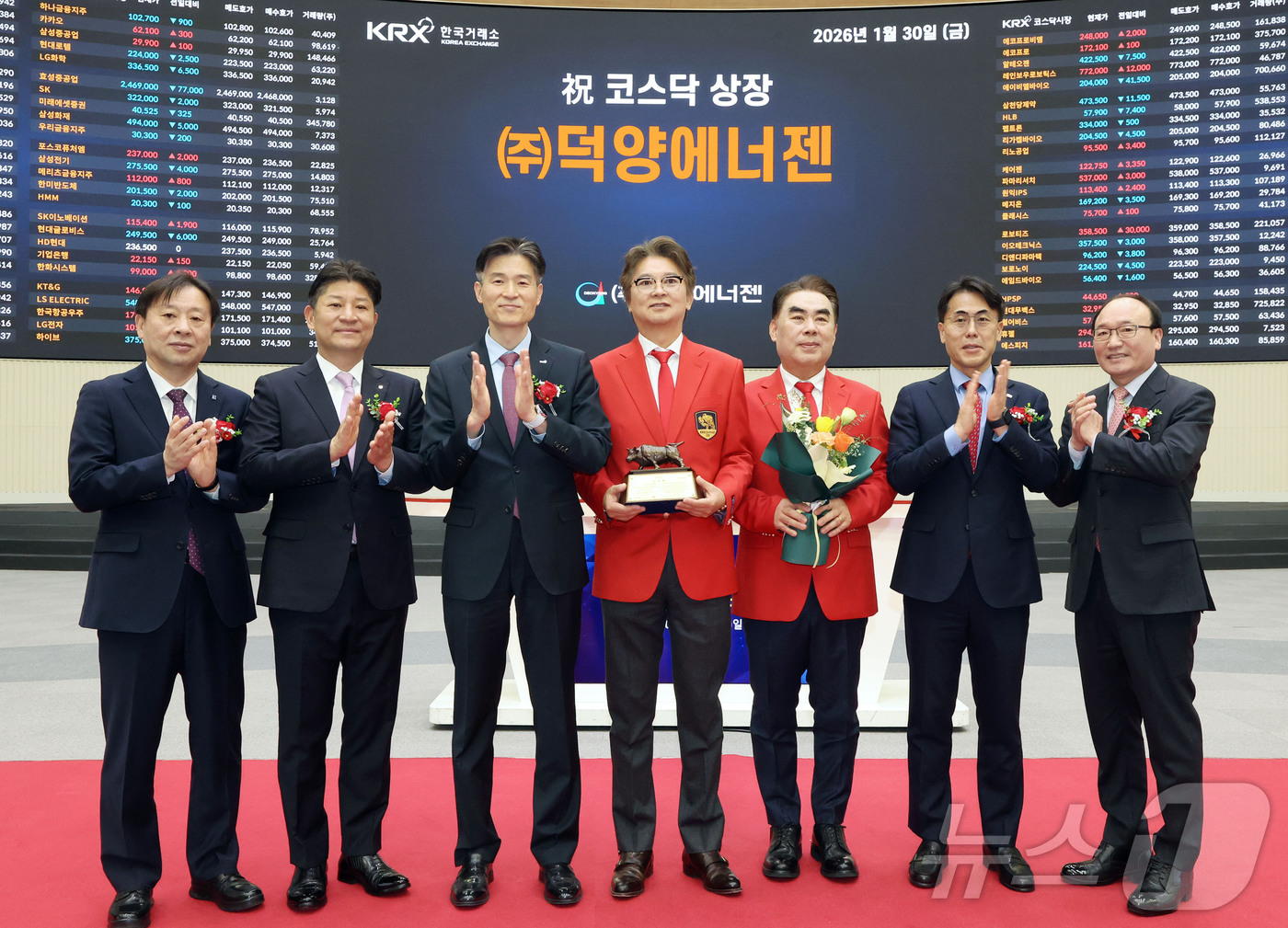 (서울=뉴스1) = 한국거래소 코스닥시장본부는 30일 오전 서울사옥 홍보관에서 덕양에너젠의 코스닥시장 상장기념식을 개최했다고 밝혔다. 사진은 상장 기념식 후 기념 사진 촬영하는 유 …