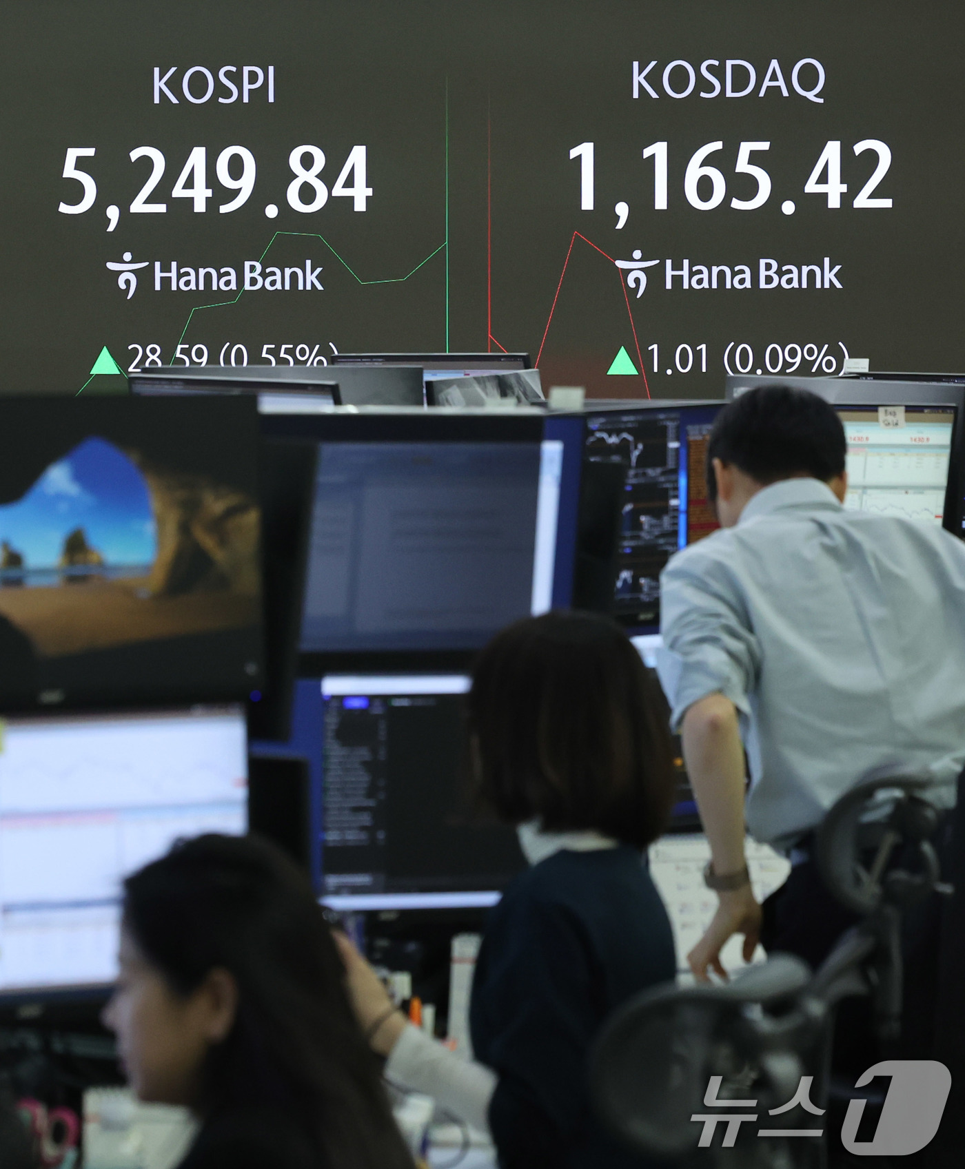 (서울=뉴스1) 박지혜 기자 = 30일 오전 서울 중구 하나은행 본점 딜링룸 전광판에 개장 시황이 나타나고 있다. 2026.1.30/뉴스1