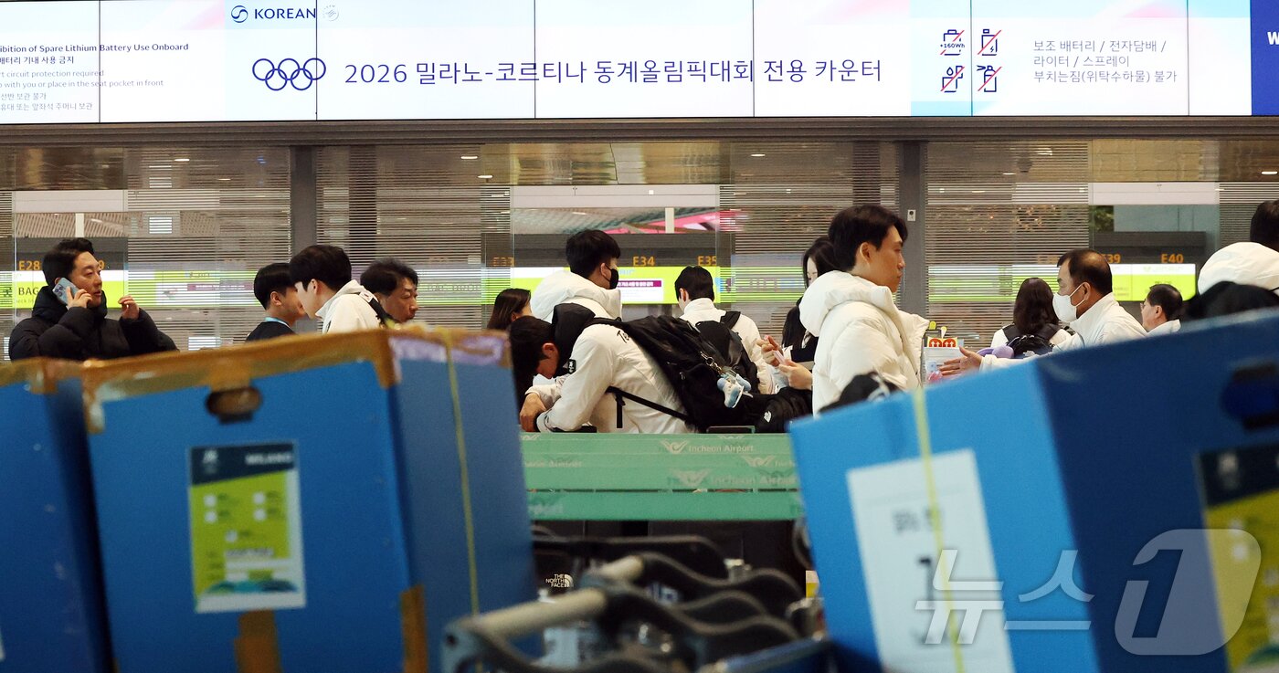 본문 이미지 - 2026 밀라노·코르티나담페초 동계올림픽에 출전하는 대한민국 선수단과 관계자들이 30일 오전 인천국제공항 제2터미널을 통해 이탈리아 밀라노로 출국 준비를 하고 있다. 2026.1.30/뉴스1 ⓒ News1 김진환 기자