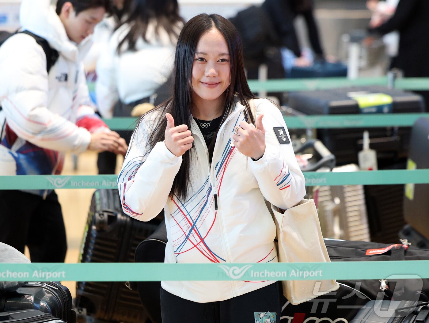 본문 이미지 - 2026 밀라노·코르티나담페초 동계올림픽에 출전하는 대한민국 스피드 스케이팅 대표팀의 박지우가 30일 오전 인천국제공항 제2터미널을 통해 이탈리아 밀라노로 출국 전 취재진을 향해 인사하고 있다. 2026.1.30/뉴스1 ⓒ News1 김진환 기자