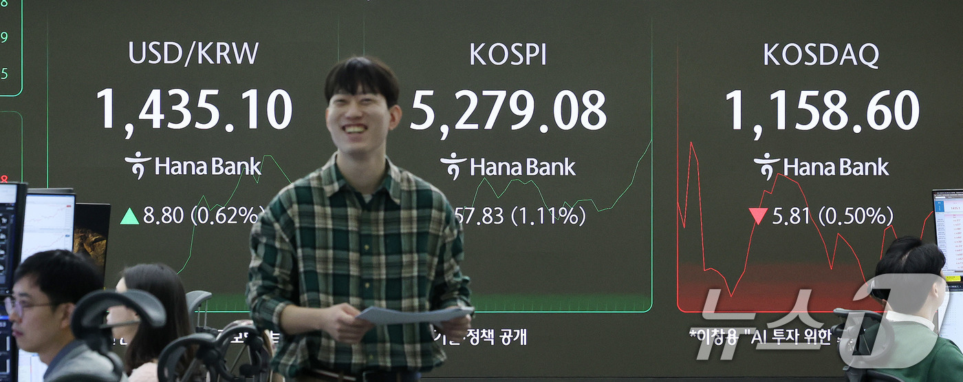 (서울=뉴스1) 박지혜 기자 = 30일 오전 서울 중구 하나은행 본점 딜링룸 전광판에 장초반 시황이 나타나고 있다. 2026.1.30/뉴스1