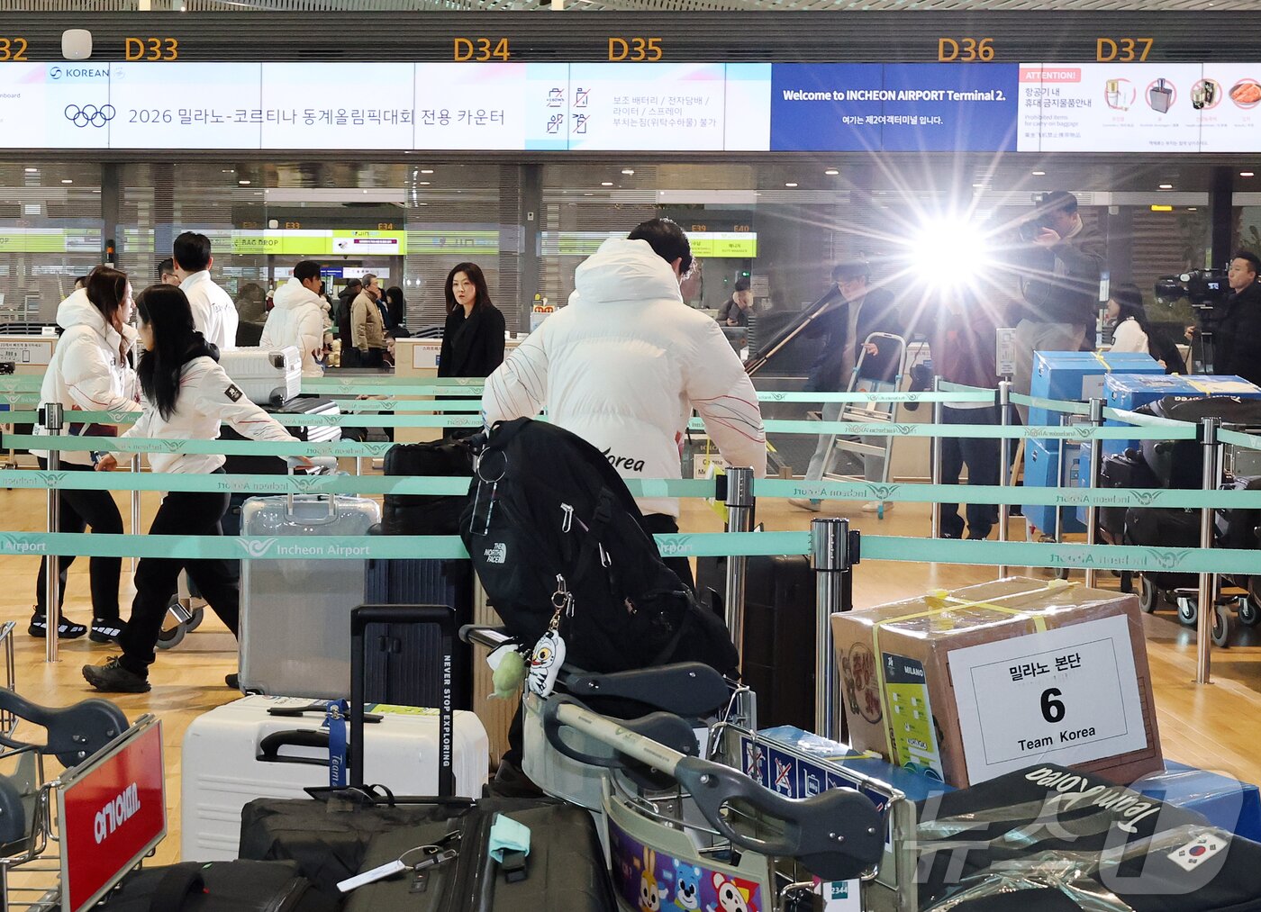 본문 이미지 - 2026 밀라노·코르티나담페초 동계올림픽에 출전하는 대한민국 선수단과 관계자들이 30일 오전 인천국제공항 제2터미널을 통해 이탈리아 밀라노로 출국 준비를 하고 있다. 2026.1.30/뉴스1 ⓒ News1 김진환 기자