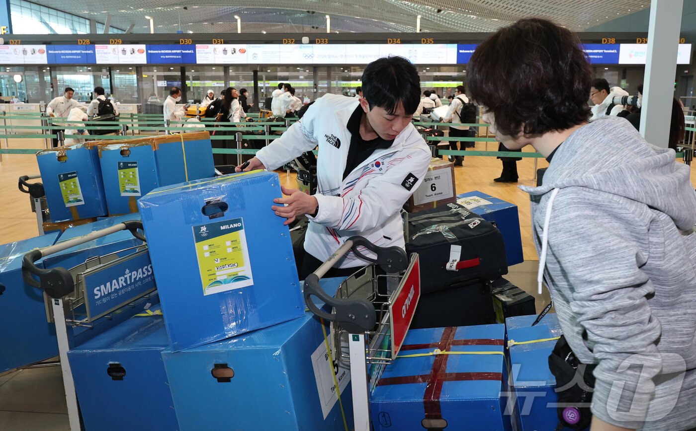 본문 이미지 - 2026 밀라노·코르티나담페초 동계올림픽에 출전하는 대한민국 선수단과 관계자들이 30일 오전 인천국제공항 제2터미널을 통해 이탈리아 밀라노로 출국 준비를 하고 있다. 2026.1.30/뉴스1 ⓒ News1 김진환 기자