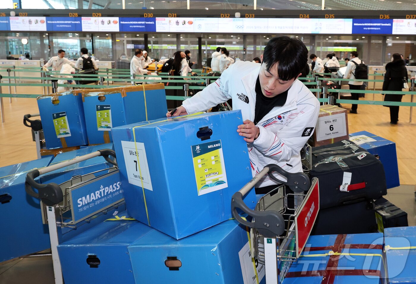 본문 이미지 - 2026 밀라노·코르티나담페초 동계올림픽에 출전하는 대한민국 선수단과 관계자들이 30일 오전 인천국제공항 제2터미널을 통해 이탈리아 밀라노로 출국 준비를 하고 있다. 2026.1.30/뉴스1 ⓒ News1 김진환 기자