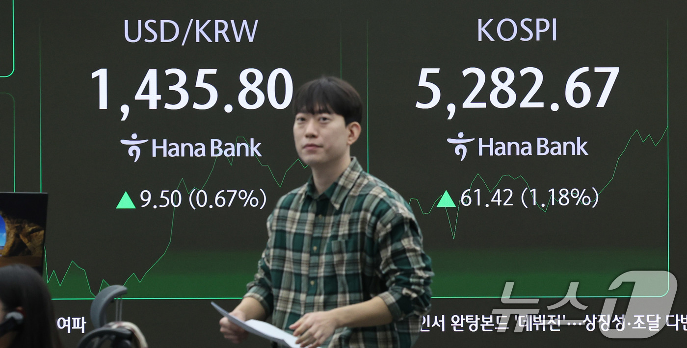 (서울=뉴스1) 박지혜 기자 = 30일 오전 서울 중구 하나은행 본점 딜링룸 전광판에 장초반 시황이 나타나고 있다. 2026.1.30/뉴스1