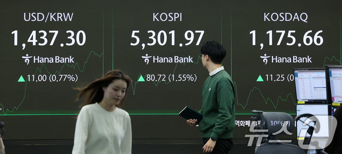 본문 이미지 - 코스피가 장중 5300선을 돌파한 30일 오전 서울 중구 하나은행 본점 딜링룸 전광판에 장초반 시황이 나타나고 있다. 2026.1.30/뉴스1 ⓒ News1 박지혜 기자
