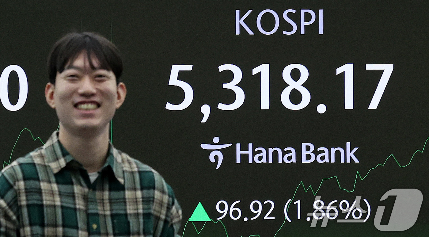 (서울=뉴스1) 박지혜 기자 = 코스피가 장중 5300선을 돌파한 30일 오전 서울 중구 하나은행 본점 딜링룸 전광판에 장초반 시황이 나타나고 있다. 2026.1.30/뉴스1