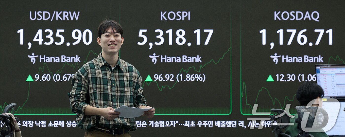 본문 이미지 - 코스피가 장중 5300선을 돌파한 30일 오전 서울 중구 하나은행 본점 딜링룸 전광판에 장초반 시황이 나타나고 있다. 2026.1.30/뉴스1 ⓒ News1 박지혜 기자