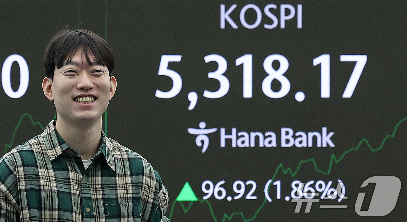 (서울=뉴스1) 박지혜 기자 = 코스피가 장중 5300선을 돌파한 30일 오전 서울 중구 하나은행 본점 딜링룸 전광판에 장초반 시황이 나타나고 있다. 2026.1.30/뉴스1