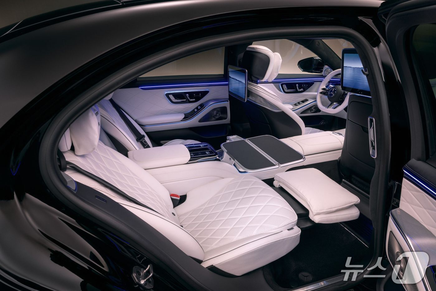본문 이미지 - 메르세데스-벤츠 플래그십 세단 '더 뉴 S-클래스'(메르세데스-벤츠 제공) 