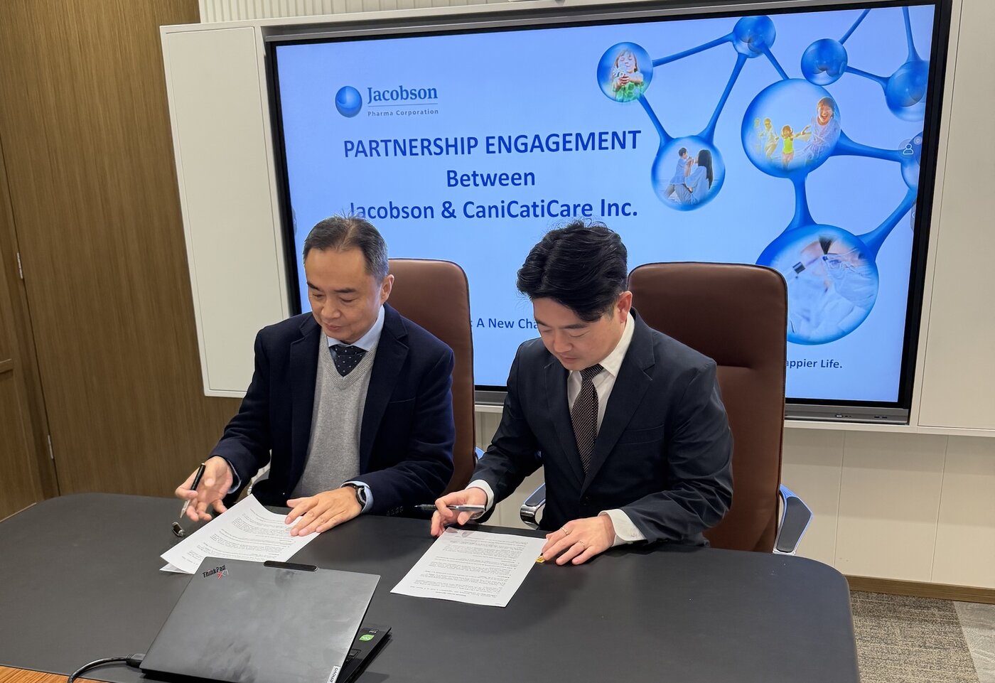 본문 이미지 - 홍재우 캐니캐티케어 대표(오른쪽)가 홍콩 제이콥슨제약과 서비스 공급 계약을 체결하고 있다(캐니캐티케어 제공). ⓒ 뉴스1
