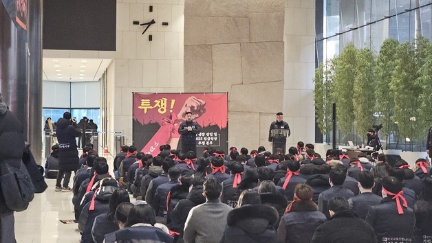 임명 8일째 출근 못한 기업은행장…출근 저지 장기화 이어지나