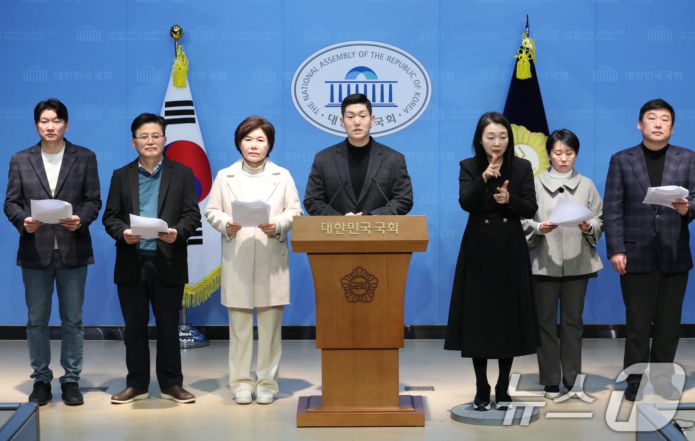 (서울=뉴스1) 신웅수 기자 = 김재섭 국민의힘 주거사다리안정특별위원회 위원장이 30일 서울 여의도 국회 소통관에서 이재명 정부 부동산 공급대책에 대한 입장을 발표하고 있다. 20 …