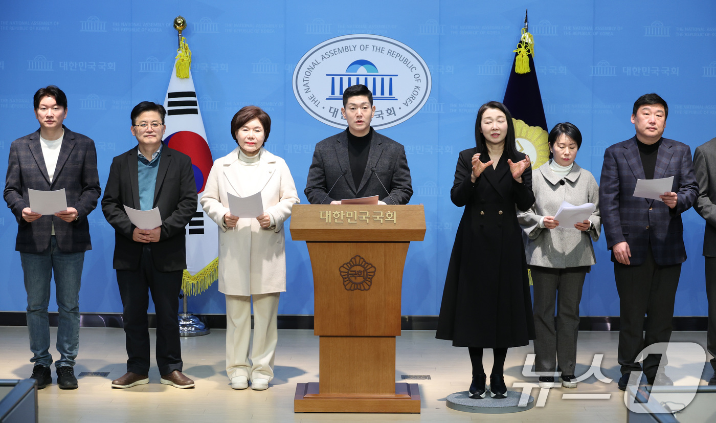 (서울=뉴스1) 신웅수 기자 = 김재섭 국민의힘 주거사다리안정특별위원회 위원장이 30일 서울 여의도 국회 소통관에서 이재명 정부 부동산 공급대책에 대한 입장을 발표하고 있다. 20 …