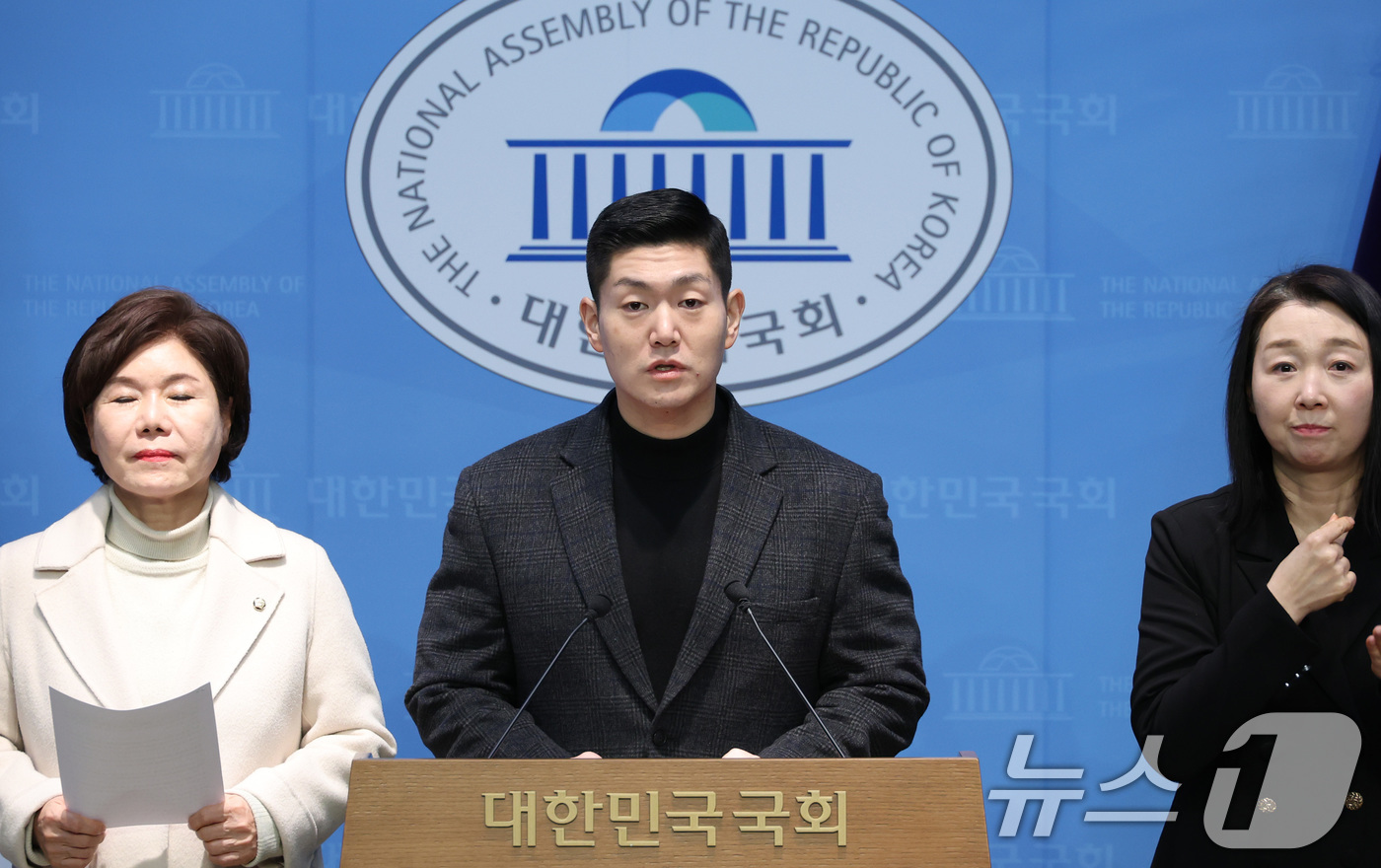 (서울=뉴스1) 신웅수 기자 = 김재섭 국민의힘 주거사다리안정특별위원회 위원장이 30일 서울 여의도 국회 소통관에서 이재명 정부 부동산 공급대책에 대한 입장을 발표하고 있다. 20 …