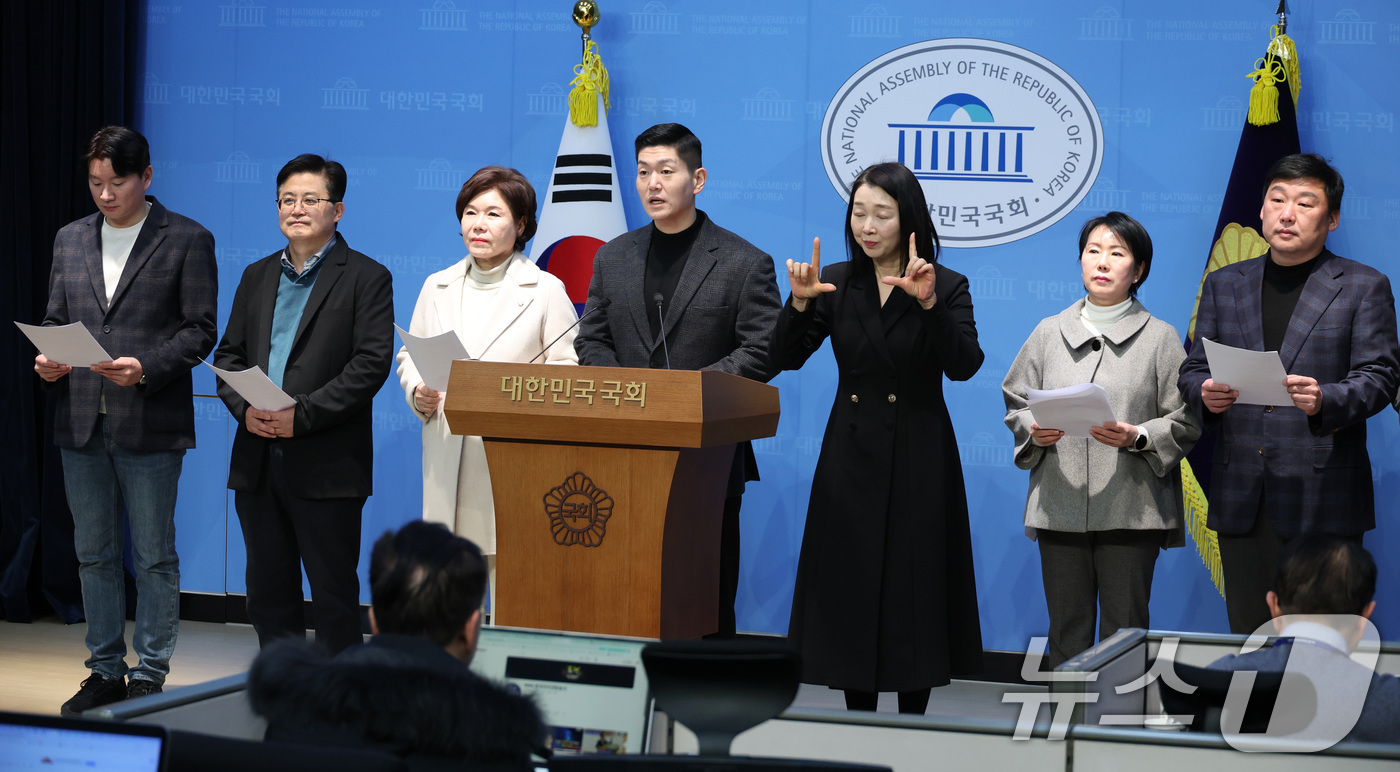 (서울=뉴스1) 신웅수 기자 = 김재섭 국민의힘 주거사다리안정특별위원회 위원장이 30일 서울 여의도 국회 소통관에서 이재명 정부 부동산 공급대책에 대한 입장을 발표하고 있다. 20 …