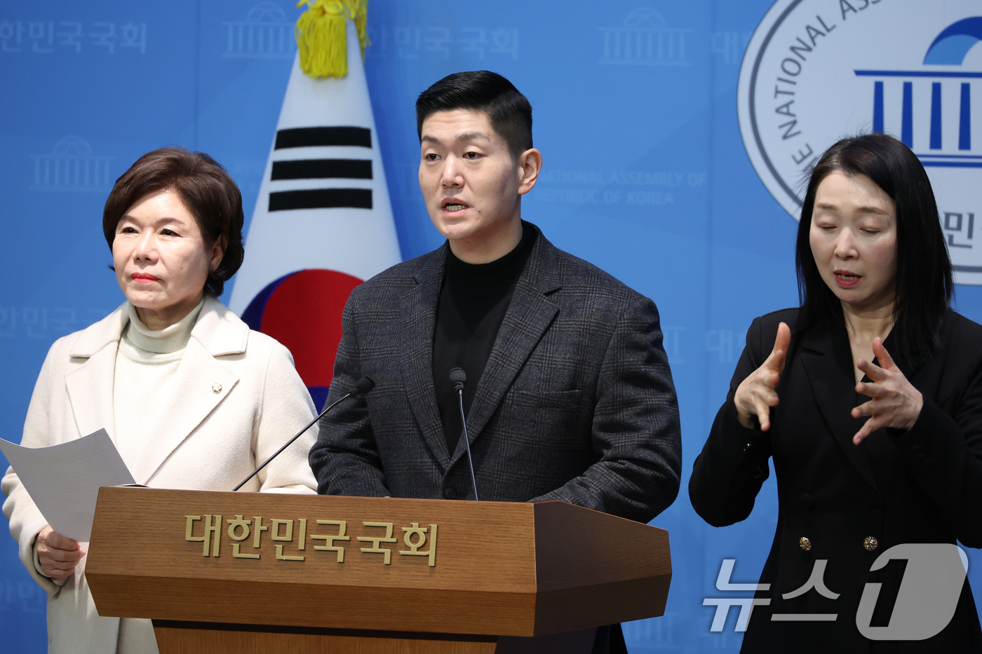 (서울=뉴스1) 신웅수 기자 = 김재섭 국민의힘 주거사다리안정특별위원회 위원장이 30일 서울 여의도 국회 소통관에서 이재명 정부 부동산 공급대책에 대한 입장을 발표하고 있다. 20 …