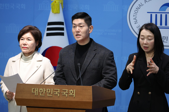 기자회견하는 김재섭 위원장