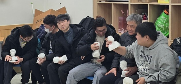 손끝으로 만나는 졸업앨범…대전맹학교, 졸업생들에 3D 흉상 전달