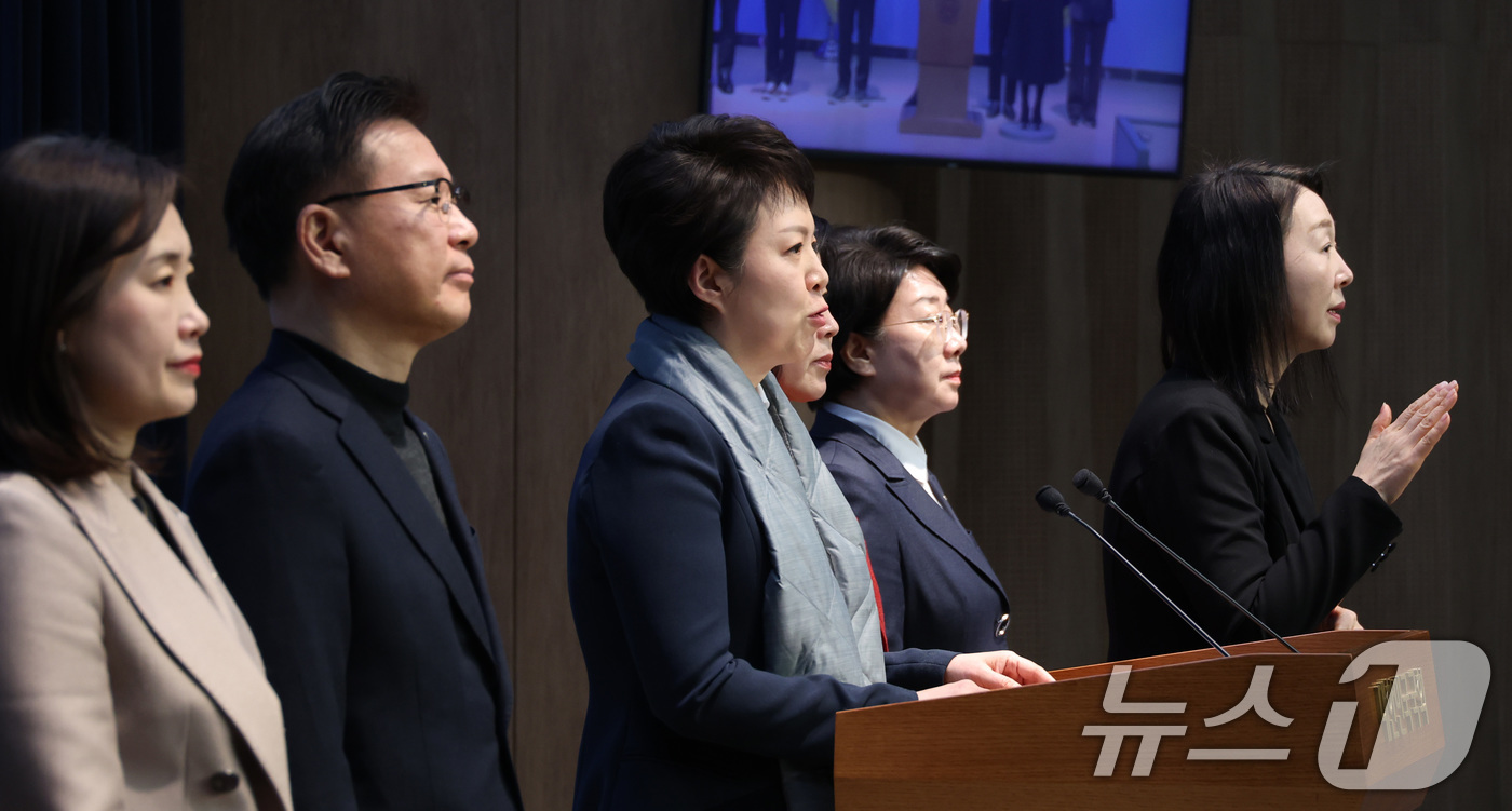 (서울=뉴스1) 신웅수 기자 = 김은혜 의원을 비롯한 국민의힘 12.29 여객기참사 국정조사특위 위원들이 30일 서울 여의도 국회 소통관에서 국조특위 공식 회의 종료 관련 기자회견 …