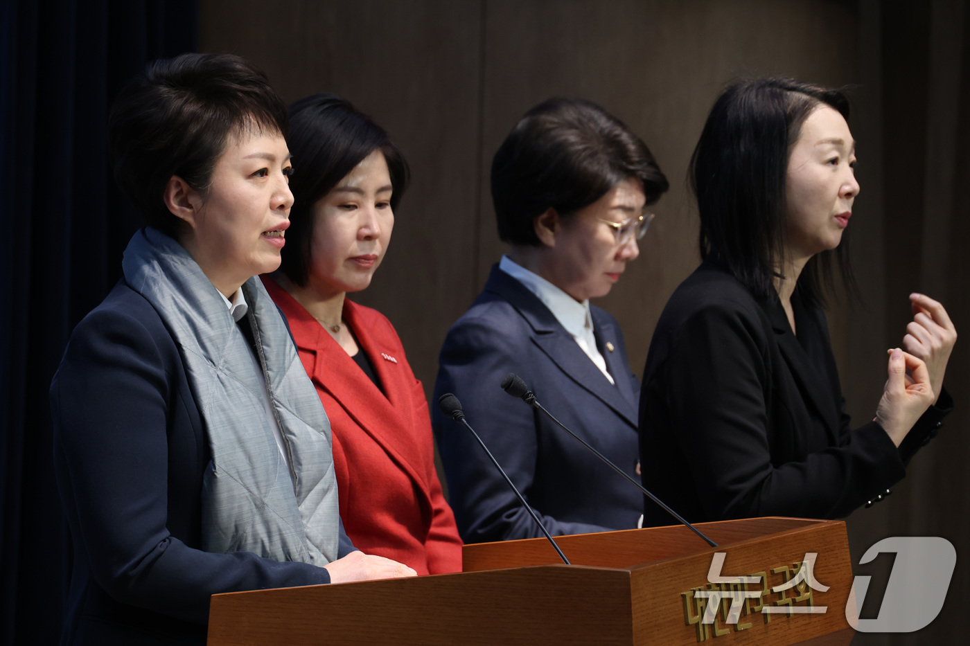 (서울=뉴스1) 신웅수 기자 = 김은혜 의원을 비롯한 국민의힘 12.29 여객기참사 국정조사특위 위원들이 30일 서울 여의도 국회 소통관에서 국조특위 공식 회의 종료 관련 기자회견 …