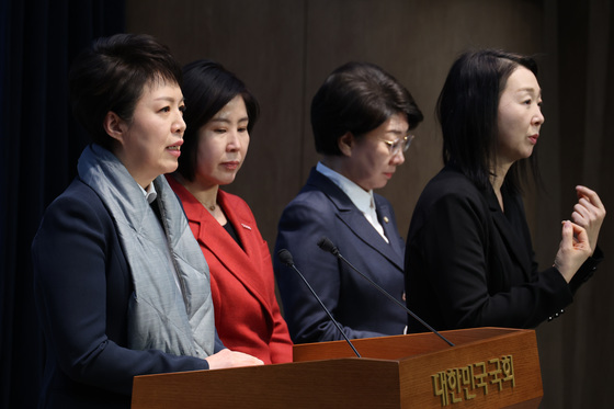 기자회견하는 김은혜