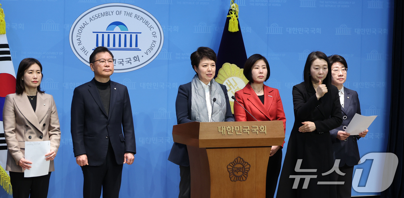 (서울=뉴스1) 신웅수 기자 = 김은혜 의원을 비롯한 국민의힘 12.29 여객기참사 국정조사특위 위원들이 30일 서울 여의도 국회 소통관에서 국조특위 공식 회의 종료 관련 기자회견 …