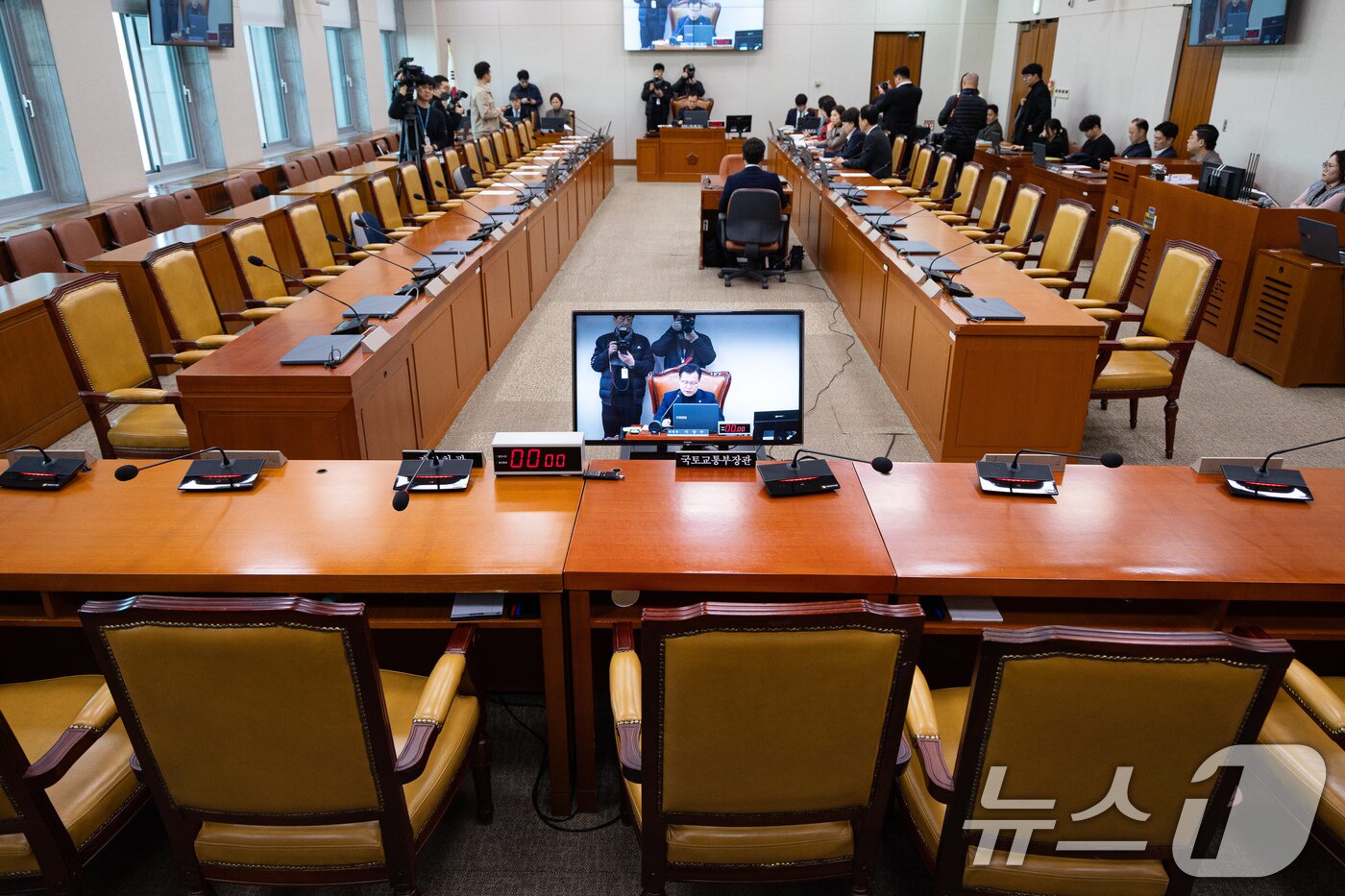 본문 이미지 - 30일 서울 여의도 국회에서 열린 제431회 국회(임시회) 12.29 여객기 참사 진상규명을 위한 국정조사특별위원회 제6차 전체회의에 김윤덕 국토교통부 장관의 자리가 비어 있다. 지난달 22일 시작된 국정조사는 국민의힘이 정부의 자료 제출 부실 등으로 특위 기간 연장을 주장했으나 더불어민주당이 반대, 유가족은 국회 뜻에 따르겠다고 하면서 이날 종료됐다. 2026.1.30/뉴스1 ⓒ News1 유승관 기자