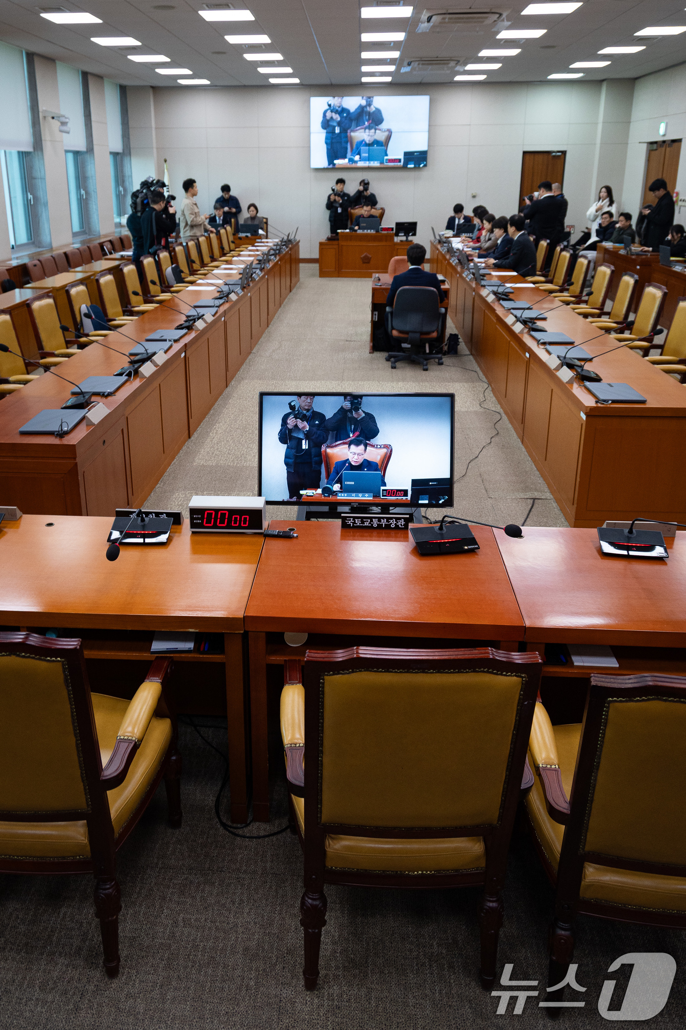 (서울=뉴스1) 유승관 기자 = 30일 서울 여의도 국회에서 열린 제431회 국회(임시회) 12.29 여객기 참사 진상규명을 위한 국정조사특별위원회 제6차 전체회의에 김윤덕 국토교 …