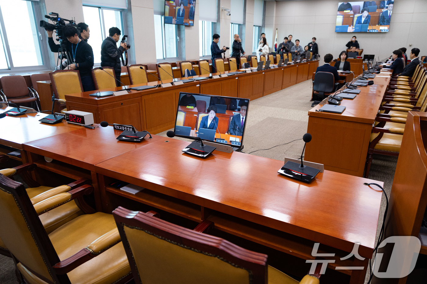 (서울=뉴스1) 유승관 기자 = 30일 서울 여의도 국회에서 열린 제431회 국회(임시회) 12.29 여객기 참사 진상규명을 위한 국정조사특별위원회 제6차 전체회의에 김윤덕 국토교 …