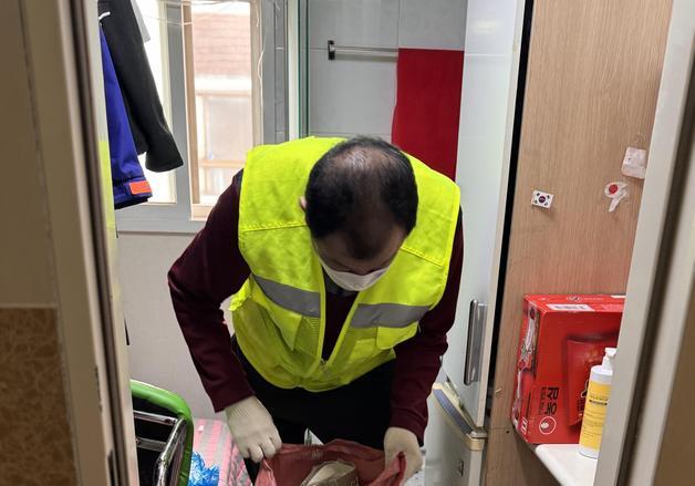 "쓰레기 더미에서 일상으로"…영등포구, 저장강박 위기가구 지원