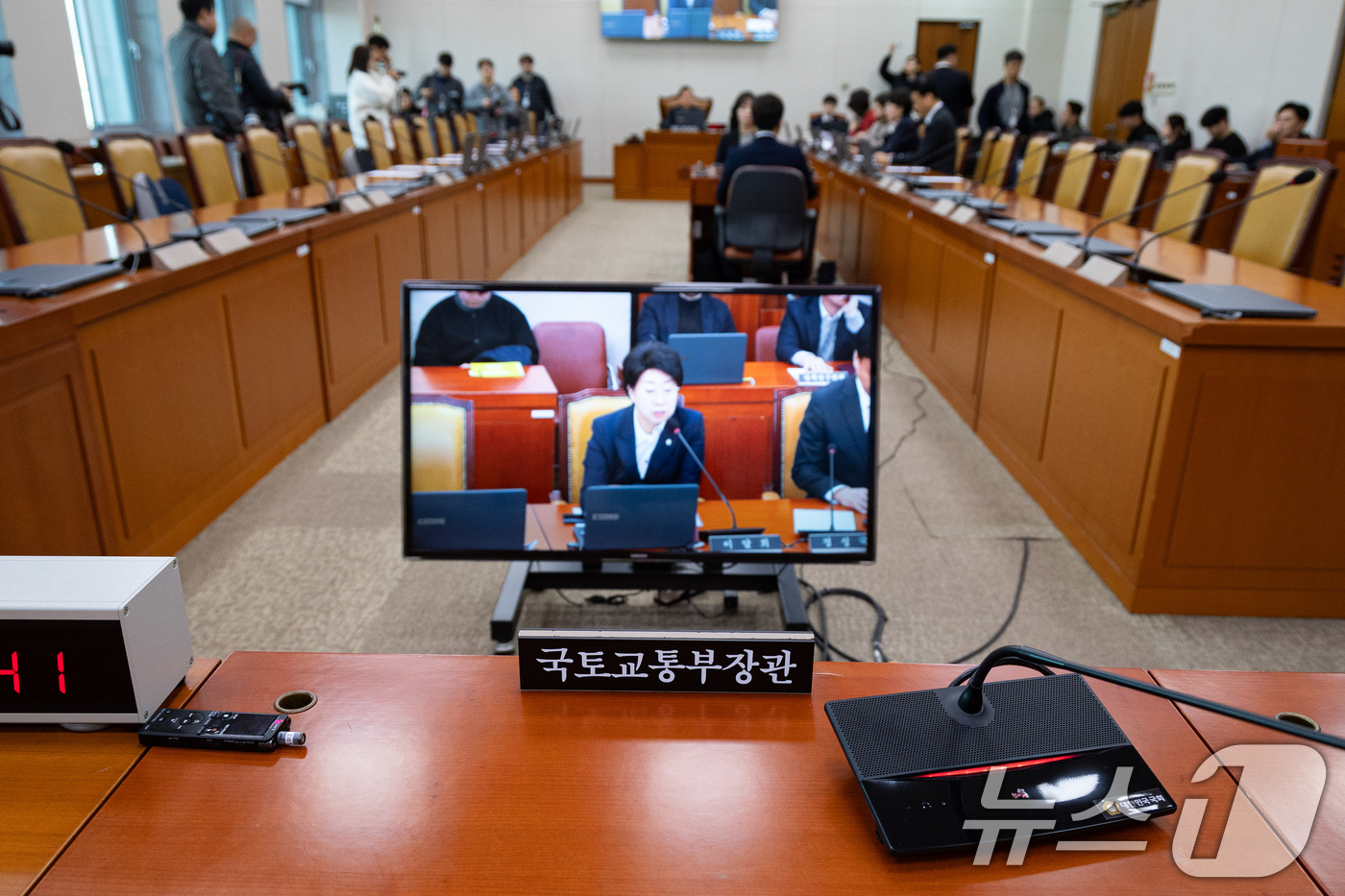 (서울=뉴스1) 유승관 기자 = 30일 서울 여의도 국회에서 열린 제431회 국회(임시회) 12.29 여객기 참사 진상규명을 위한 국정조사특별위원회 제6차 전체회의에 김윤덕 국토교 …