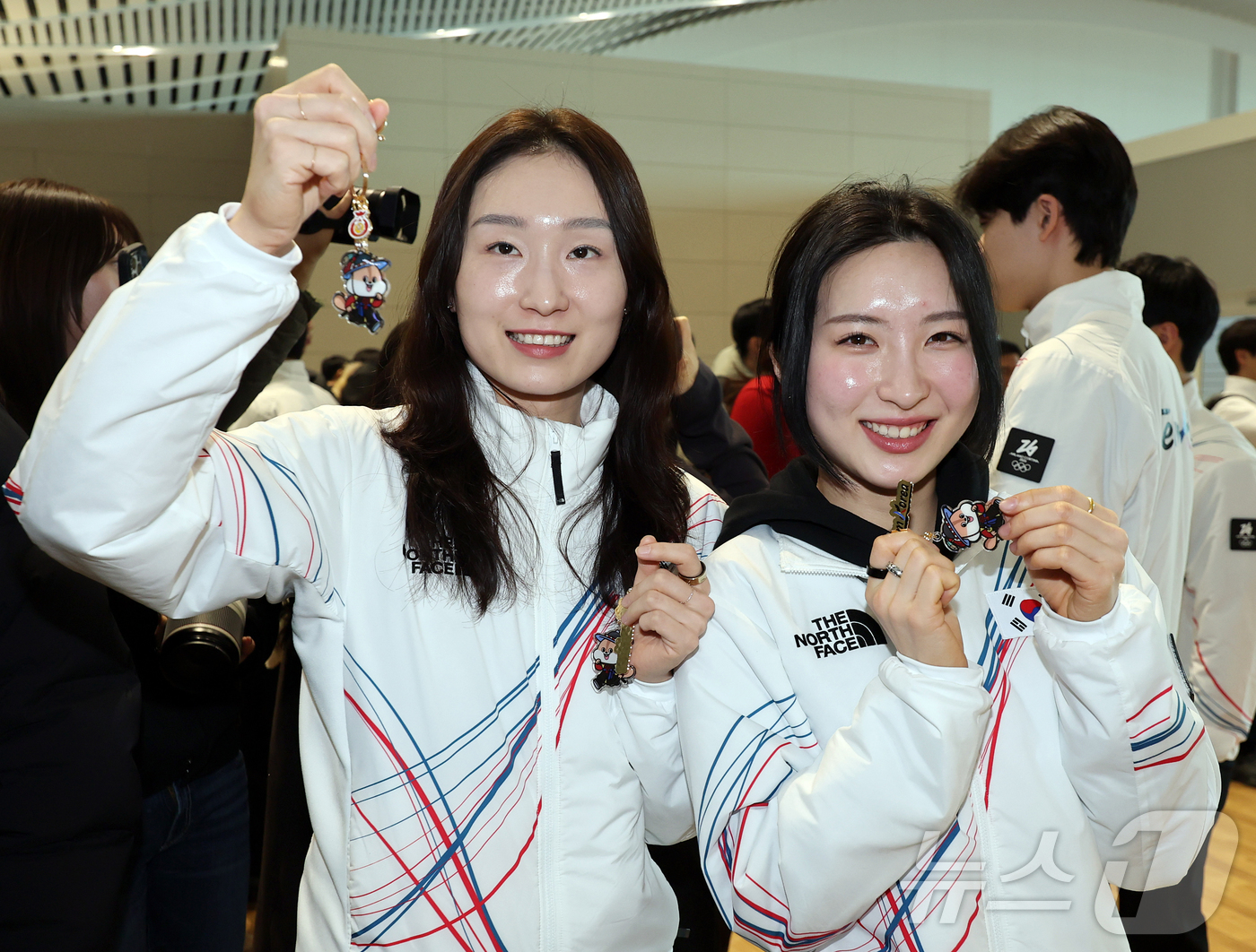 (인천공항=뉴스1) 김진환 기자 = 2026 밀라노·코르티나담페초 동계올림픽에 출전하는 대한민국 쇼트트랙 대표팀의 최민정과 김길리(오른쪽)가 30일 오전 인천국제공항 제2터미널을 …