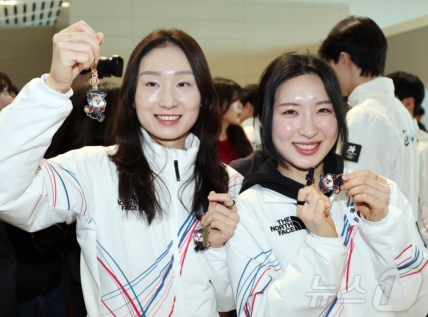 본문 이미지 - 2026 밀라노·코르티나담페초 동계올림픽에 출전하는 대한민국 쇼트트랙 대표팀의 최민정과 김길리(오른쪽)가 30일 오전 인천국제공항 제2터미널을 통해 이탈리아 밀라노로 출국 전 취재진을 향해 기념품을 들며 포즈를 취하고 있다. 2026.1.30/뉴스1 ⓒ News1 김진환 기자