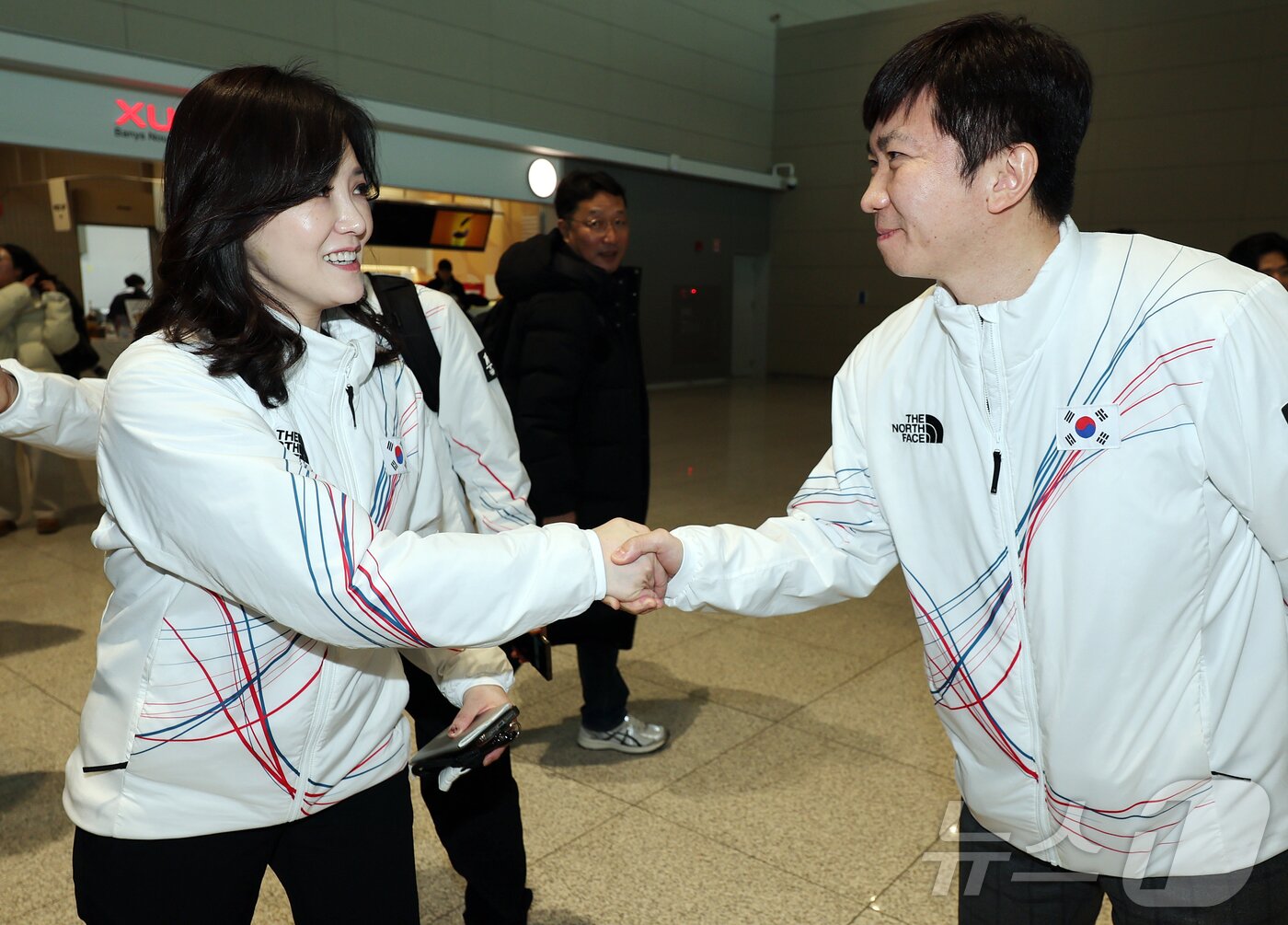 본문 이미지 - 이수경 2026 밀라노·코르티나담페초 동계올림픽 대한민국 대표팀 선수단장이 30일 오전 인천국제공항 제2터미널에서 이탈리아 밀라노로 출국 전 유승민 대한체육회장과 인사를 나누고 있다. 2026.1.30/뉴스1 ⓒ News1 김진환 기자