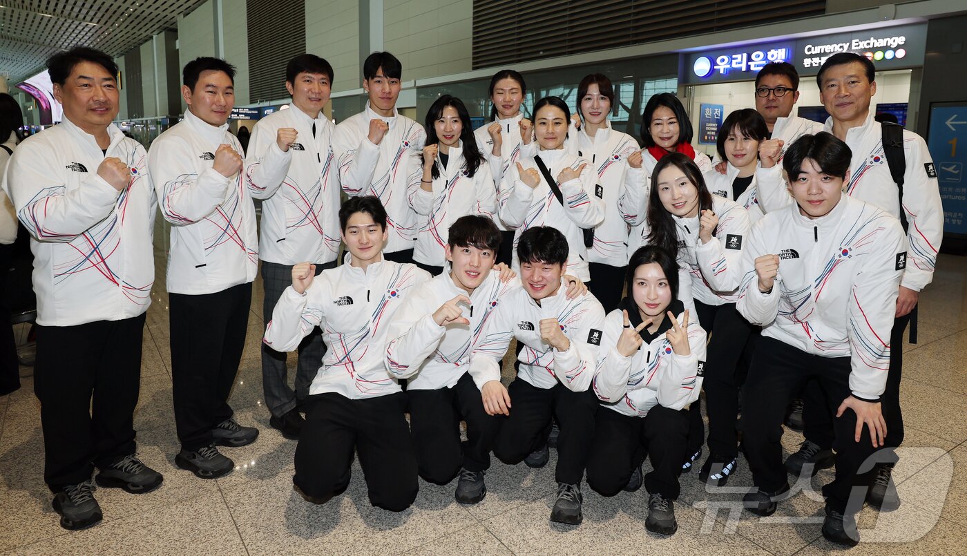 본문 이미지 - 2026 밀라노·코르티나담페초 동계올림픽에 출전하는 대한민국 대표팀 선수들이 30일 오전 인천국제공항 제2터미널을 통해 이탈리아 밀라노로 출국 전 유승민 대한체육회장과 기념 촬영을 하고 있다. 2026.1.30/뉴스1 ⓒ News1 김진환 기자