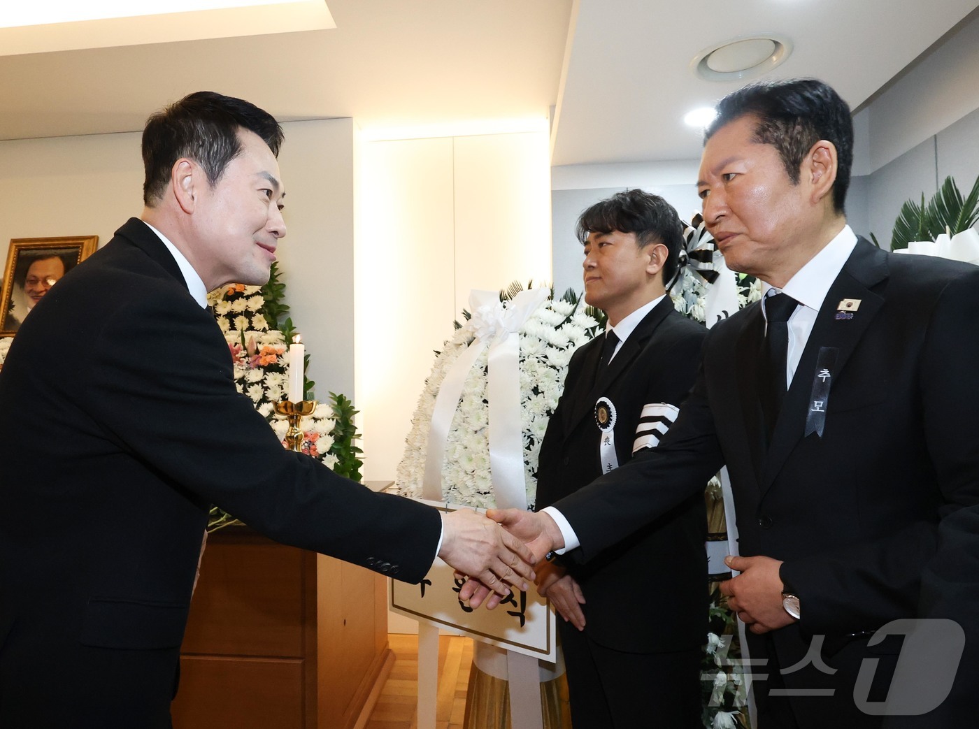 (서울=뉴스1) 사진공동취재단 = 장동혁 국민의힘 대표가 30일 서울 종로구 서울대학교병원 장례식장에 마련된 고 이해찬 전 국무총리의 빈소에서 조문을 한 뒤 정청래 더불어민주당 대 …