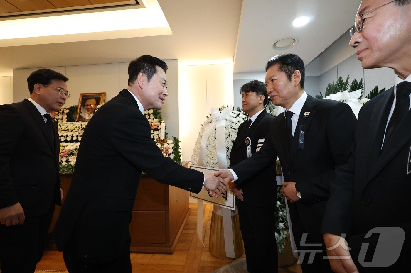 본문 이미지 - 장동혁 국민의힘 대표가 30일 서울 종로구 서울대학교병원 장례식장에 마련된 고 이해찬 전 국무총리의 빈소에서 조문을 한 뒤 정청래 더불어민주당 대표와 악수하고 있다. 2026.1.30/뉴스1 ⓒ News1 사진공동취재단
