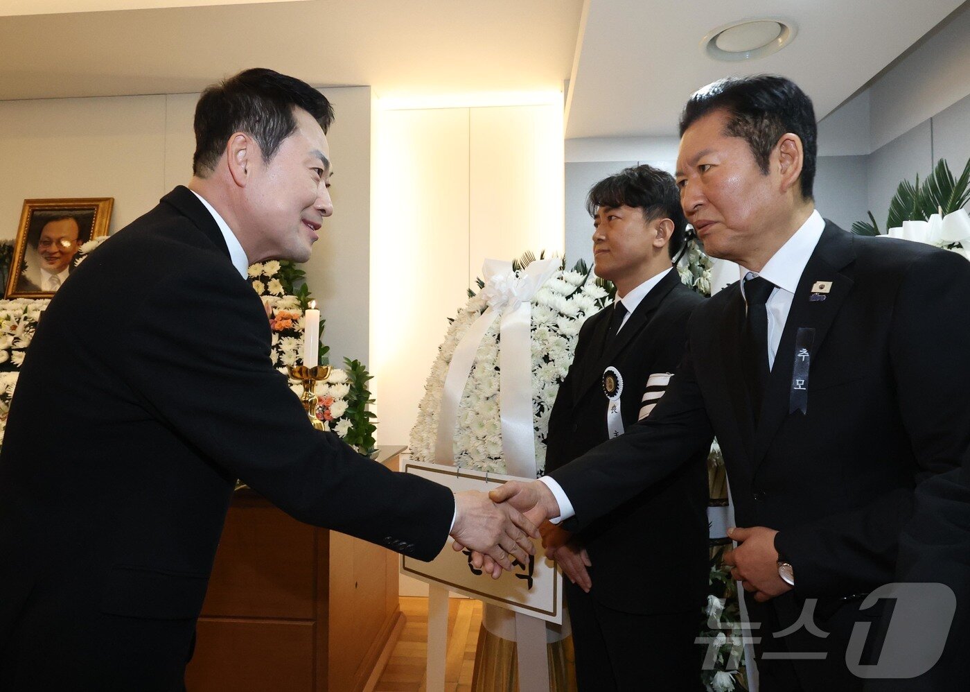 본문 이미지 - 장동혁 국민의힘 대표가 30일 서울 종로구 서울대학교병원 장례식장에 마련된 고 이해찬 전 국무총리의 빈소에서 조문을 한 뒤 정청래 더불어민주당 대표와 악수하고 있다. 2026.1.30/뉴스1 ⓒ News1 사진공동취재단