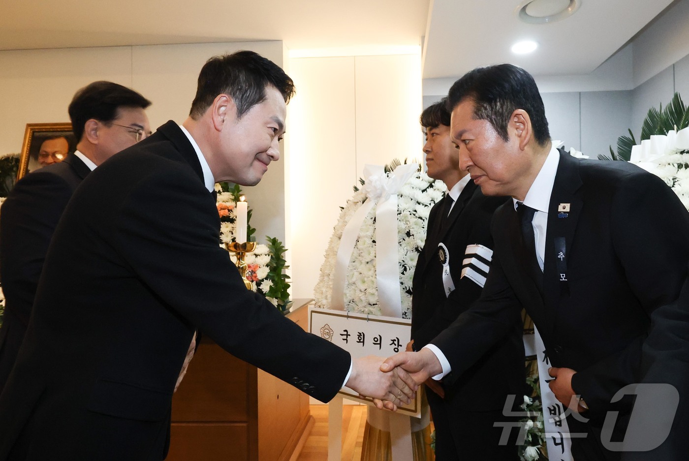 (서울=뉴스1) 사진공동취재단 = 장동혁 국민의힘 대표가 30일 서울 종로구 서울대학교병원 장례식장에 마련된 고 이해찬 전 국무총리의 빈소에서 조문을 한 뒤 정청래 더불어민주당 대 …